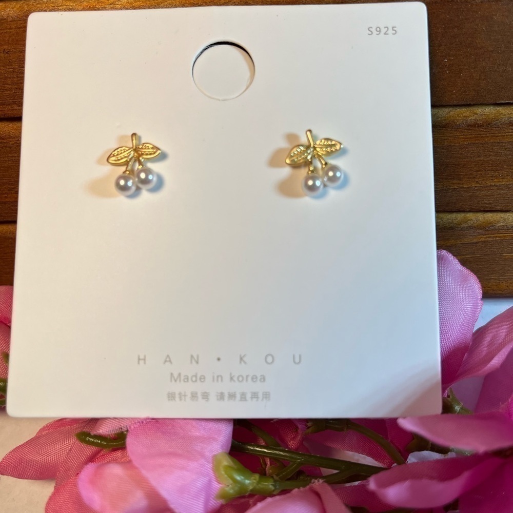 Women’s fashion jewelry, artificial pearls, gold tone leaves pierced earrings - Picture 4 of 5
